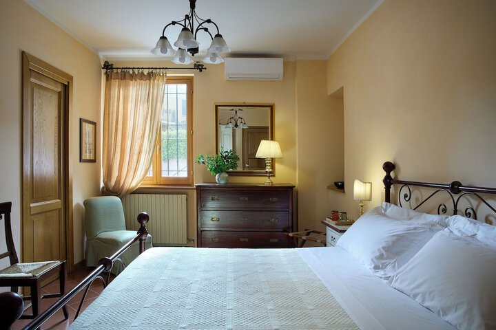 Room 2 of 18