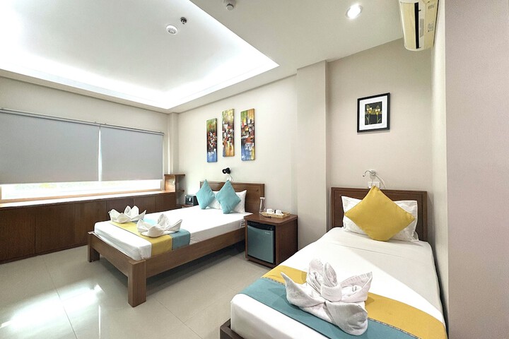 Room 6 of 13