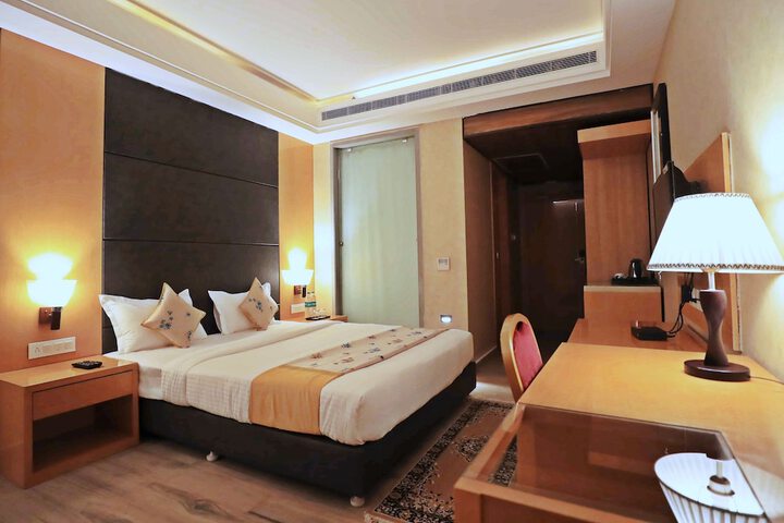 Room 6 of 16