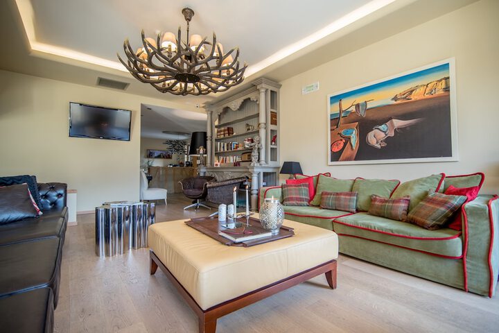 Lobby lounge