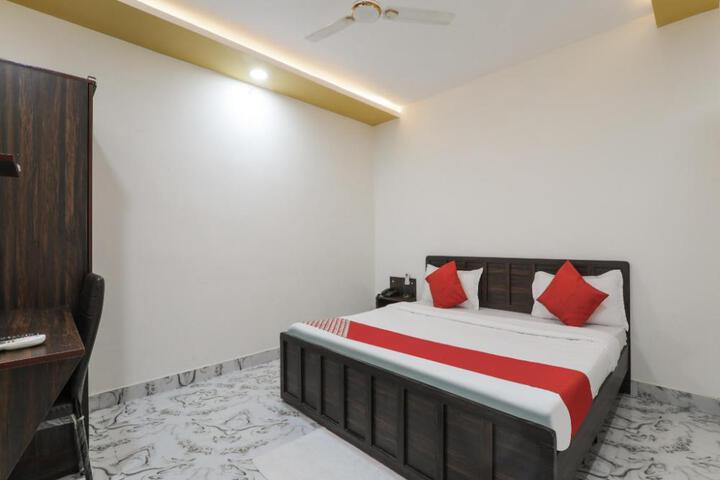 Hotel O Aastha Near Chaudhary Charan Singh International Airport