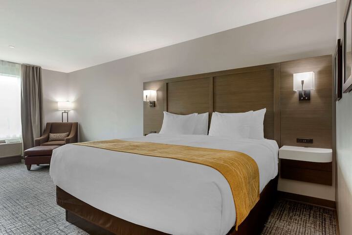 1 King Bed Bathtub Accessible (3 of 24)
