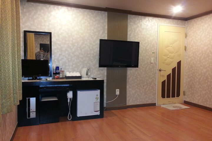Room 6 of 31