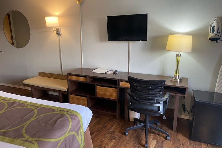 1 Queen Bed (4 of 14)