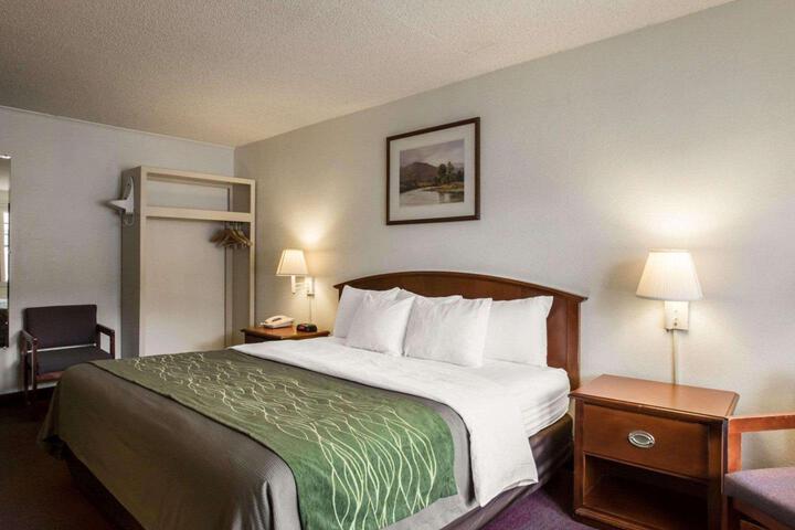 2 Queen Beds River View Balcony (3 of 11)
