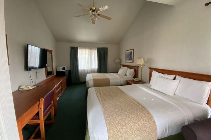 2 Queen Beds (2 of 17)