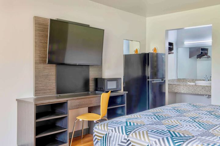 1 King Bed (6 of 7)