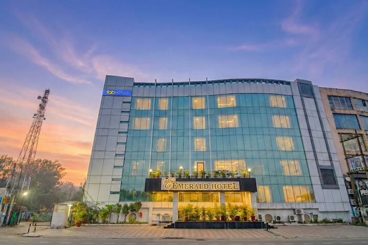 Fabhotel Emerald