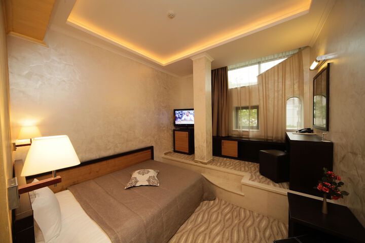 Room 13 of 82