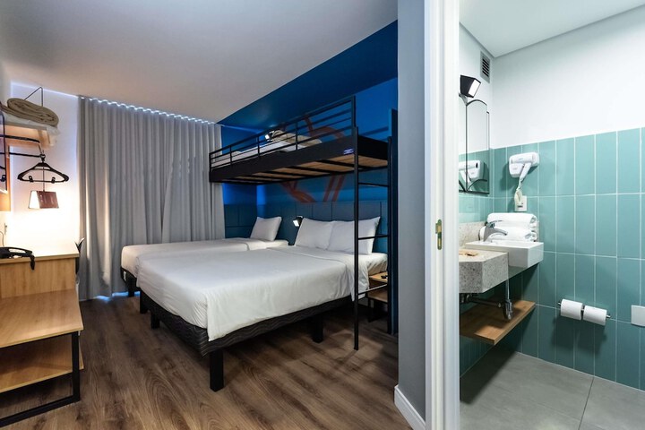 Room 33 of 96