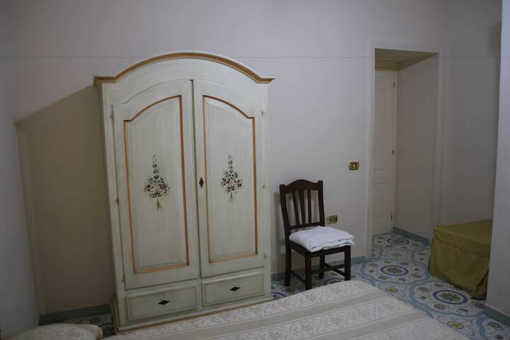 Room 4 of 28