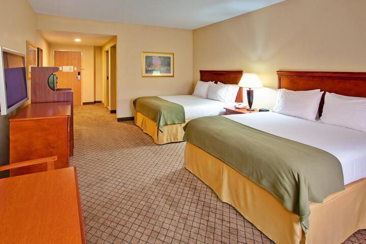 2 Queen Beds (2 of 6)