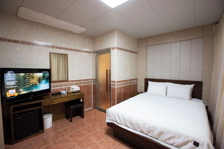 Room 4 of 42