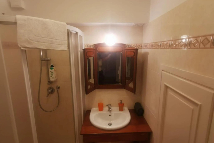 Room 5 of 10