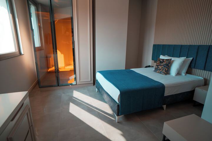 Room 28 of 76