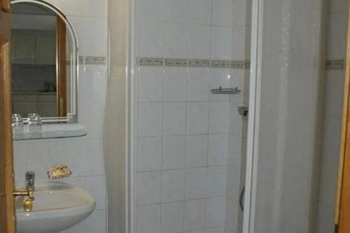 Room 6 of 12
