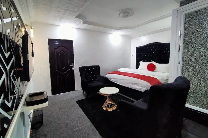 Room 6 of 14