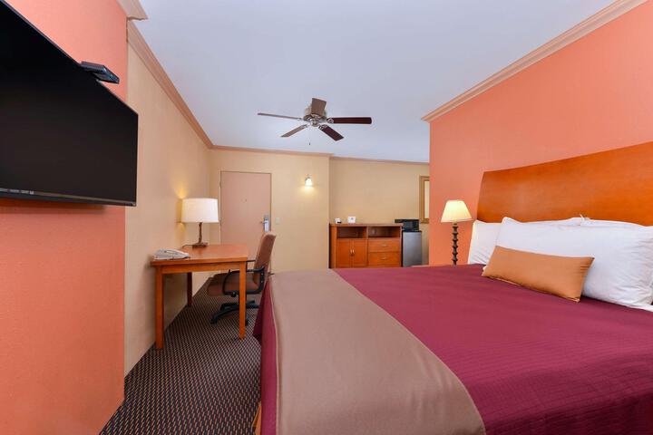 1 King Bed (6 of 10)