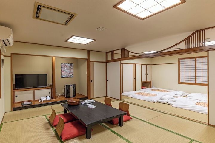 Room 18 of 106