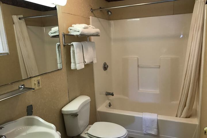 1 Queen Bed (4 of 9)