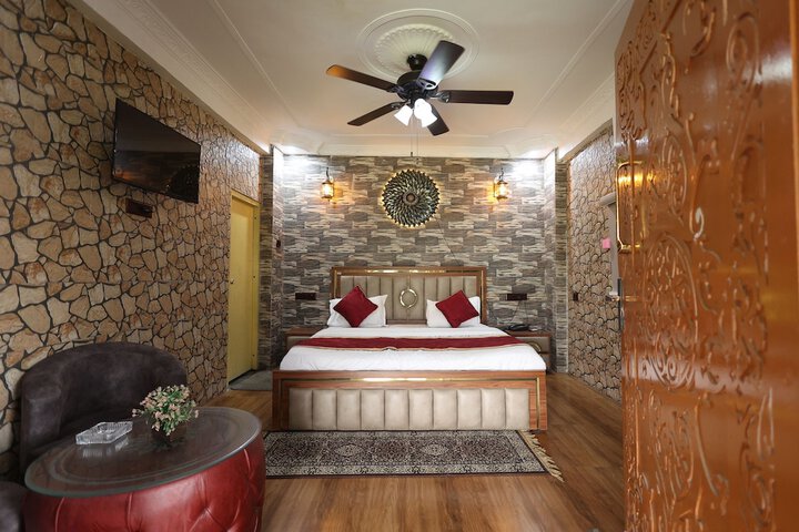 Room 8 of 19