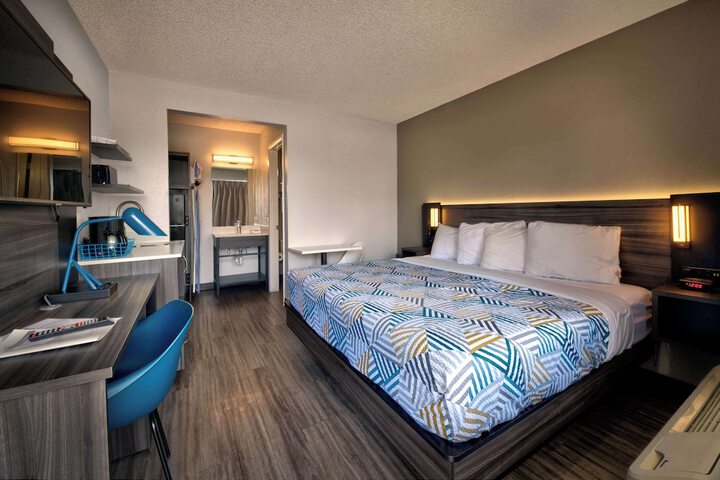 Room 6 of 30