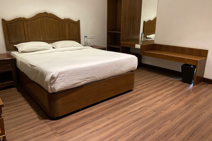 Room 6 of 12