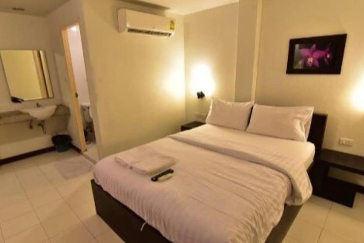 Room 14 of 33