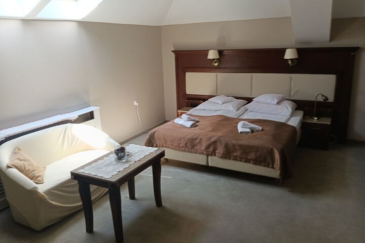 Room 8 of 77