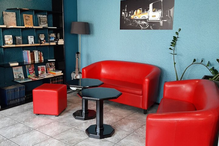 Lounge 31 of 50