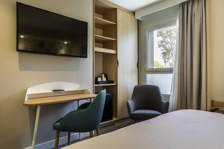Room 4 of 65