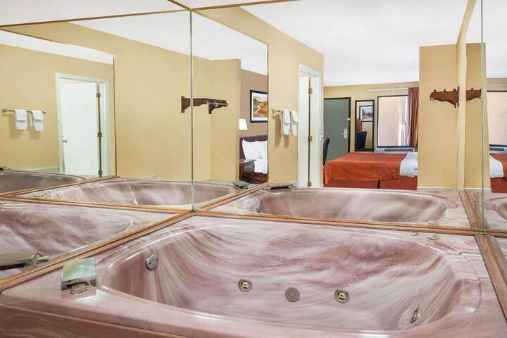 2 Queen Beds (13 of 14)