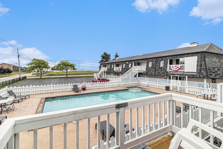 Economy Queen Bed Lake View Patio (80 of 82)