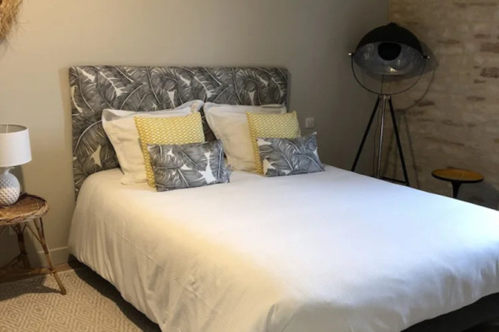 Room 2 of 8