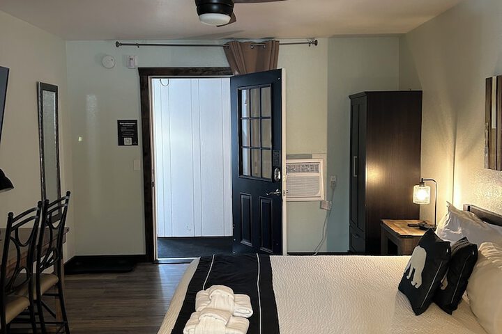 Classic King Bed (62 of 68)
