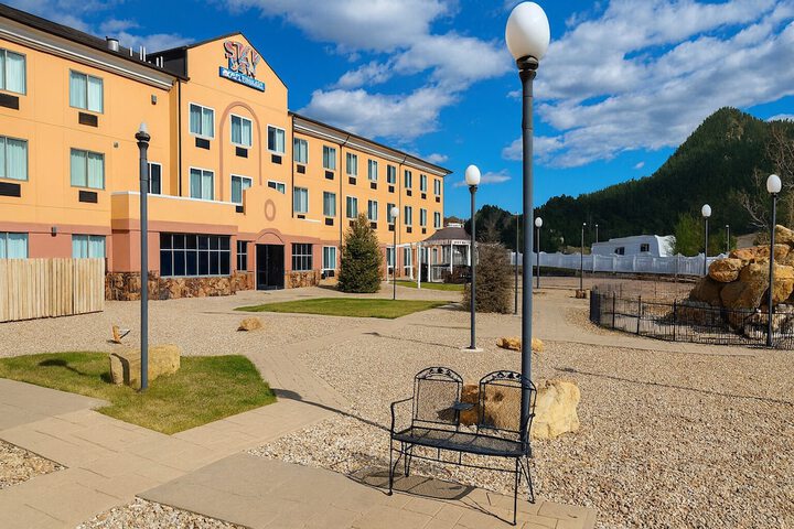 Hotel Exterior 18 of 19