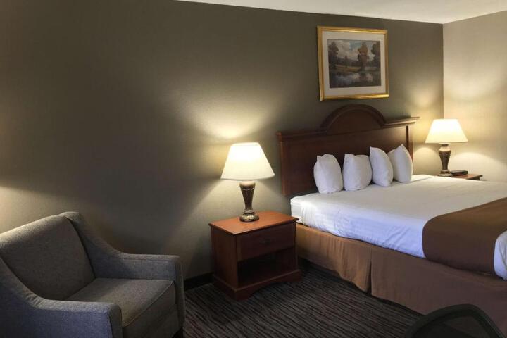 1 King Bed Microwave and Refrigerator WiFi Full Breakfast (5 of 24)
