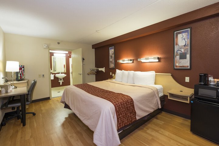 Deluxe King Bed Accessible (4 of 11)