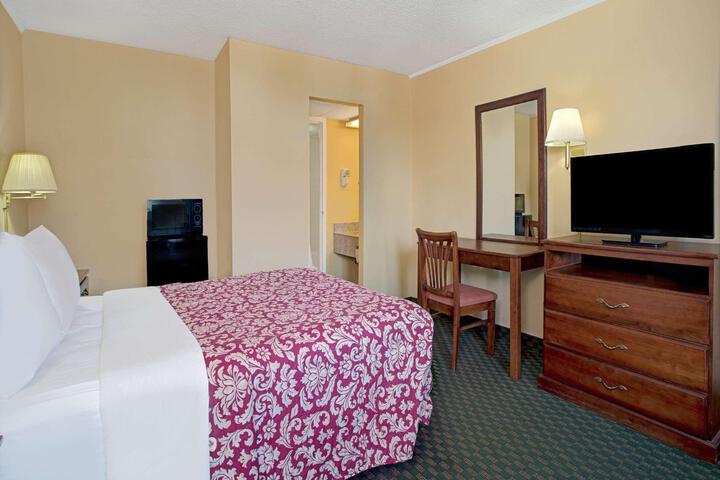 2 Queen Beds (9 of 12)