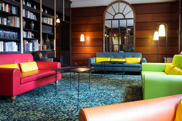 Lounge 63 of 68