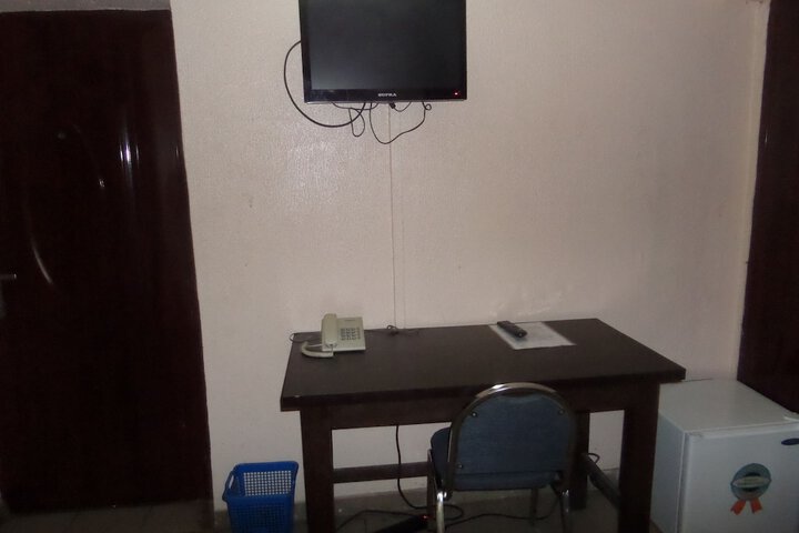 Room 8 of 18