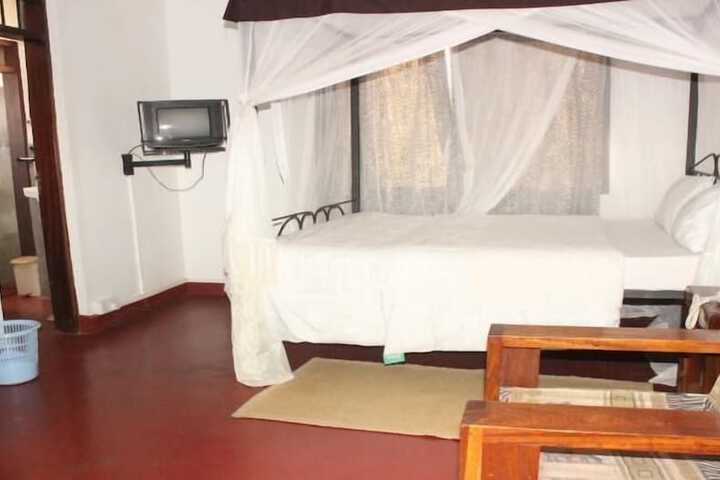 Room 8 of 11