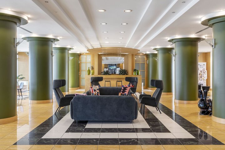 Entrance & Lobby