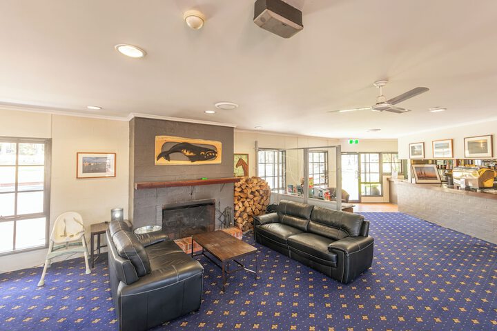 Lounge 42 of 60