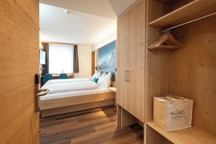 Room 105 of 245