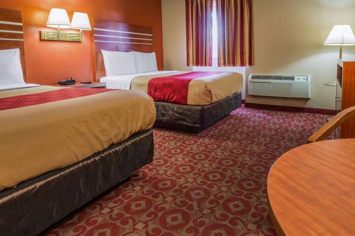 2 Double Beds (3 of 10)