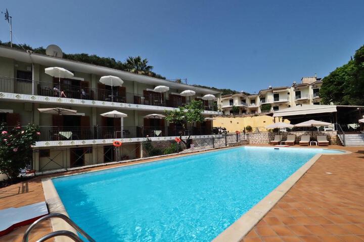 Bella Vista Hotel Studios & Apartments