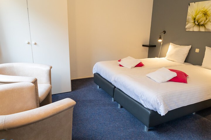 Room 10 of 99