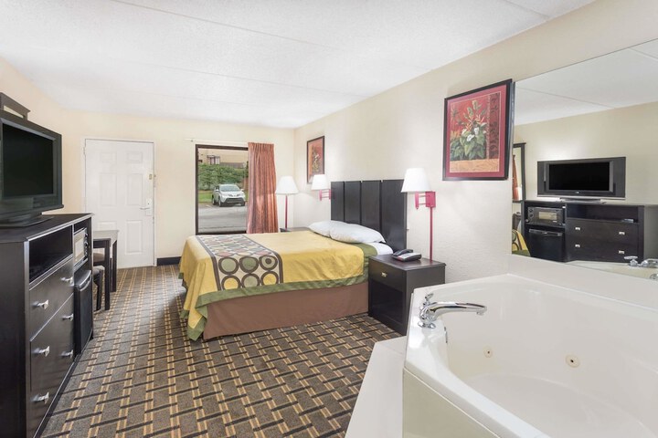 1 King Bed (2 of 13)
