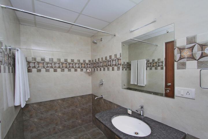 OYO 10379 Hotel Varcity Sapphire